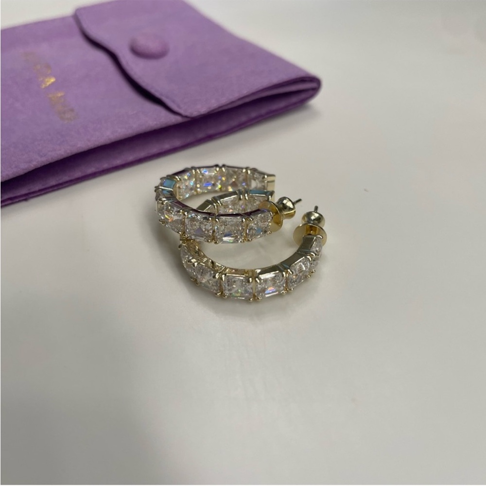 NWT Melinda Maria Gold “Queen’s Hoop 1” Earrings - Picture 2 of 10
